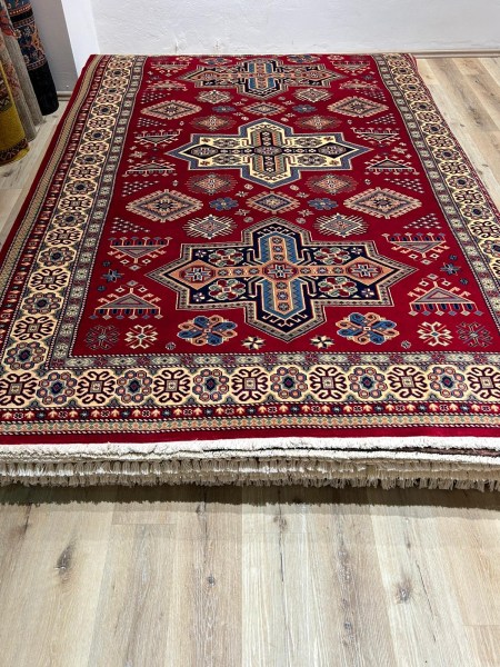 Koberec vlněný tmavě červený se vzory 165x280cm